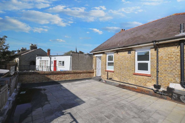 First floor flat, 102A Lancaster Road, Enfield, London EN2 0JN 5