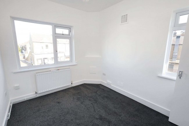 First floor flat, 102A Lancaster Road, Enfield, London EN2 0JN 5