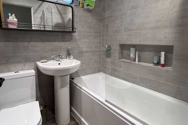 25 Hall Gardens, Chingford, E4 8HR 8