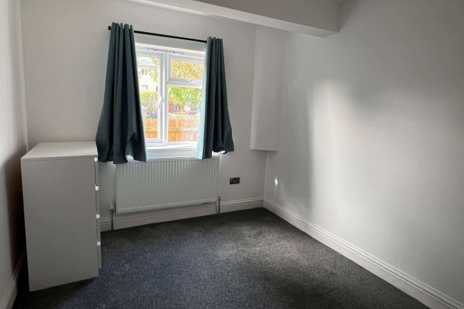 25 Hall Gardens, Chingford, E4 8HR 8