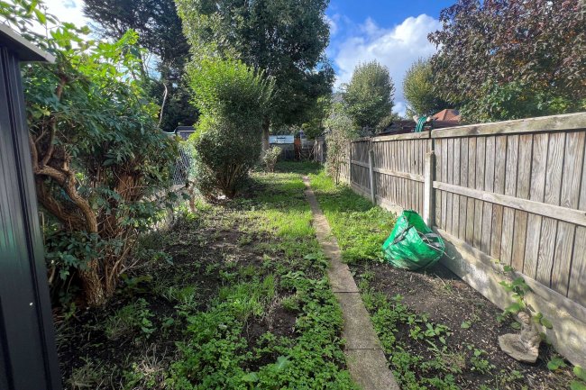 25 Hall Gardens, Chingford, E4 8HR 8