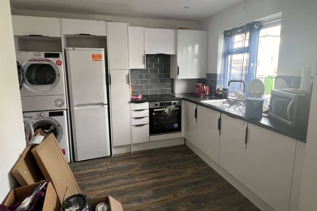 25 Hall Gardens, Chingford, E4 8HR 8