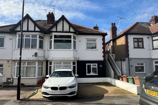 25 Hall Gardens, Chingford, E4 8HR 8