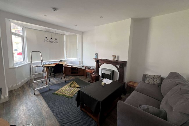 25 Hall Gardens, Chingford, E4 8HR 8
