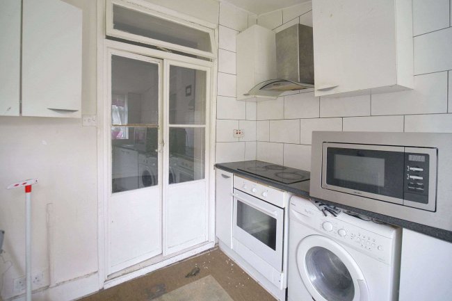 18 Paget Rise, London, SE18 3QQ 1