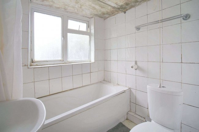 18 Paget Rise, London, SE18 3QQ 1