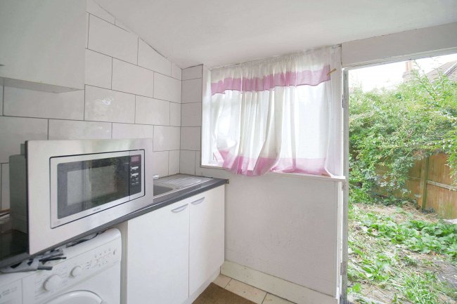 18 Paget Rise, London, SE18 3QQ 1