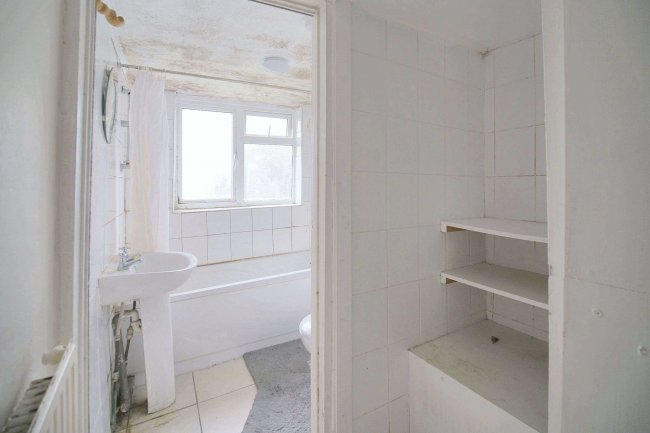 18 Paget Rise, London, SE18 3QQ 1