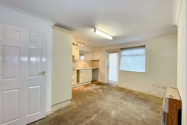 2 Rosemount Gardens, Musbury Road, Axminster, EX13 5AE 8