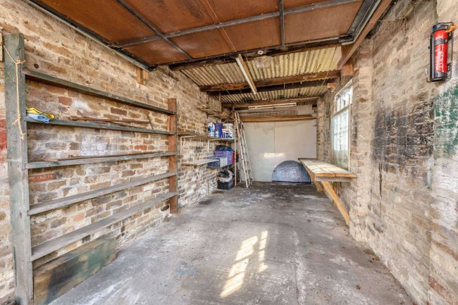 33 Ayebridges Avenue, Egham, Surrey, TW20 8HS 9