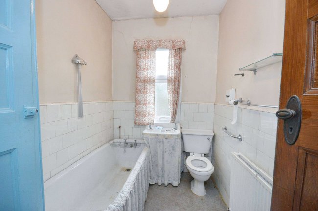 43 Cobham Road, Fetcham, Leatherhead, Surrey, KT22 9HT 3