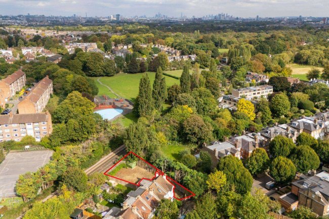 Land adjacent to 81 Rosslyn Ave Barnes, London SW13 0JY 7