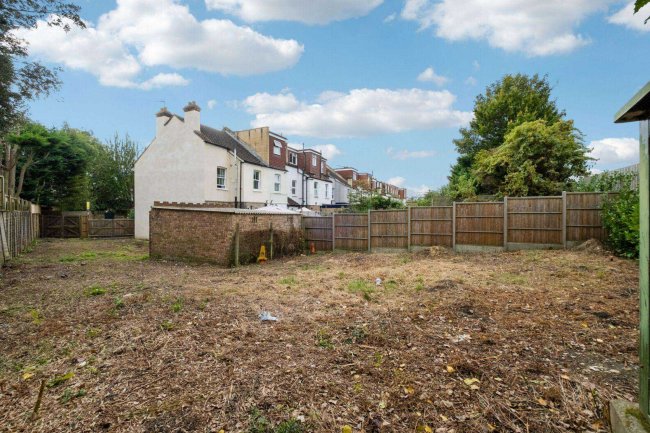 Land adjacent to 81 Rosslyn Ave Barnes, London SW13 0JY 7