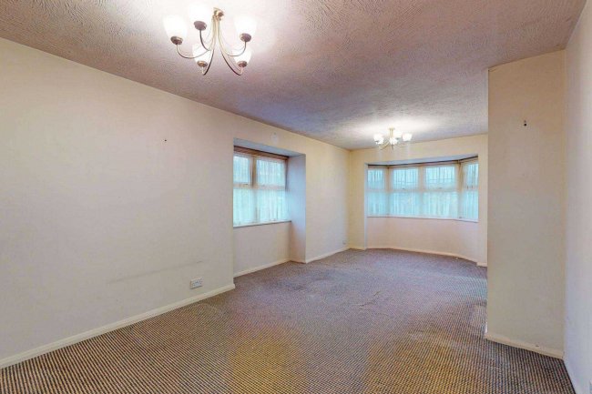 24 Benedict Court, Romford, Essex, RM6 6DW 4