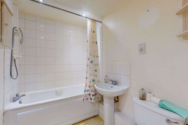 24 Benedict Court, Romford, Essex, RM6 6DW 4