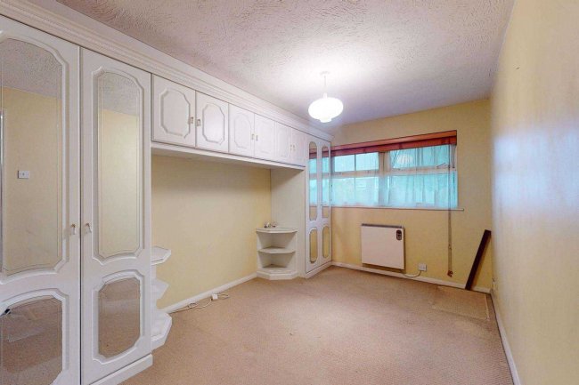 24 Benedict Court, Romford, Essex, RM6 6DW 4