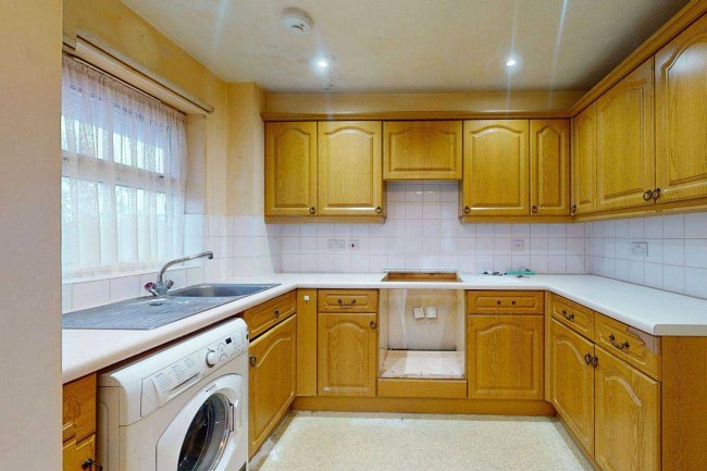 24 Benedict Court, Romford, Essex, RM6 6DW 4