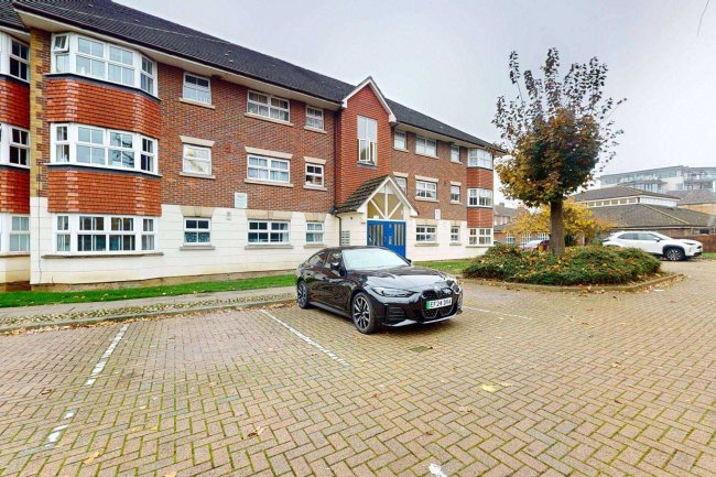 24 Benedict Court, Romford, Essex, RM6 6DW 4