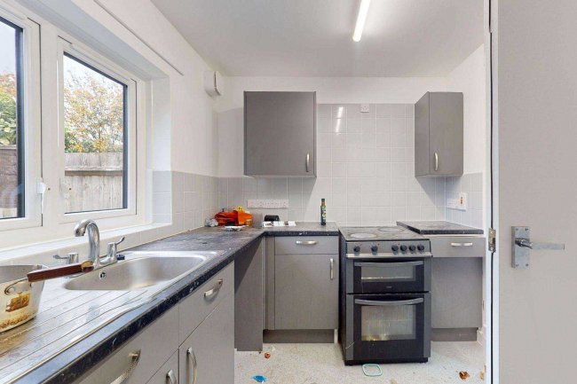 101 Gibbfield Close, Romford, Essex, RM6 5UF 5