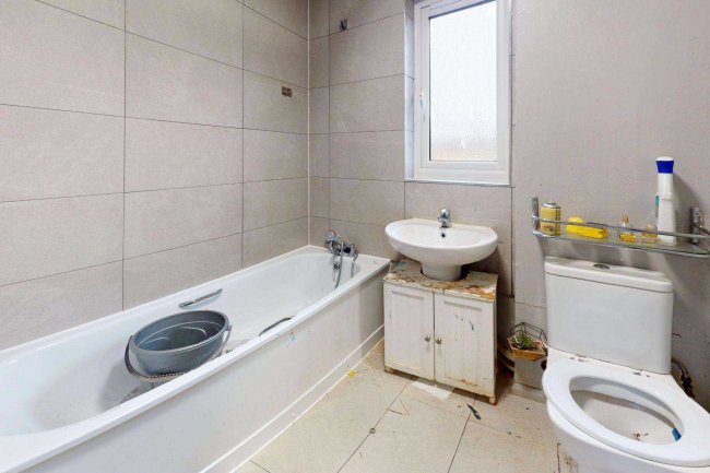 101 Gibbfield Close, Romford, Essex, RM6 5UF 5