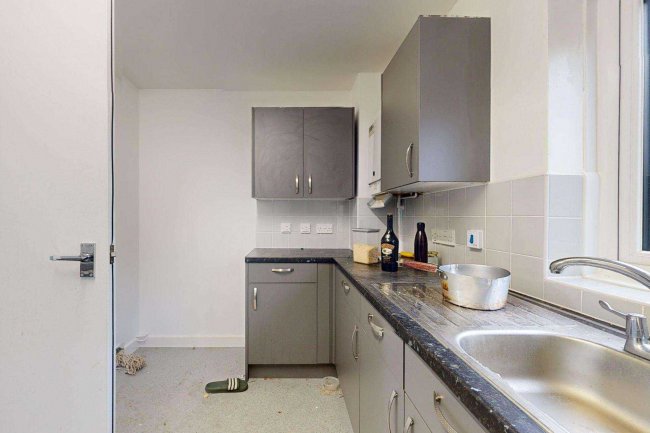 101 Gibbfield Close, Romford, Essex, RM6 5UF 5