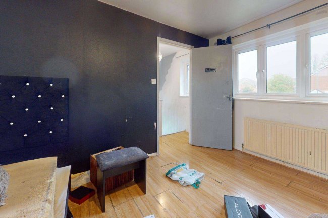 101 Gibbfield Close, Romford, Essex, RM6 5UF 5