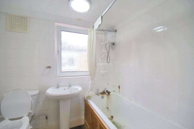 2 Byron Road, Walthamstow, London E17 4SW 5