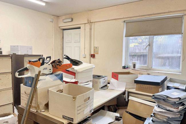 4/4A Crossways Parade, Selsdon Park Road, South Croydon CR2 8JJ 1