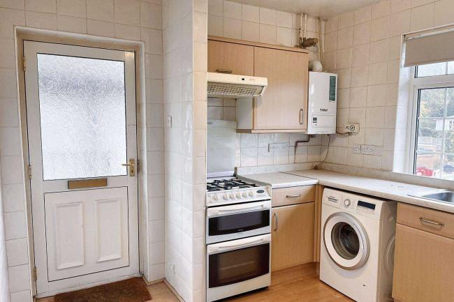 4/4A Crossways Parade, Selsdon Park Road, South Croydon CR2 8JJ 1