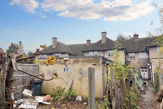 4/4A Crossways Parade, Selsdon Park Road, South Croydon CR2 8JJ 1