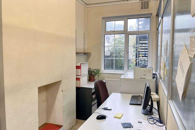 4/4A Crossways Parade, Selsdon Park Road, South Croydon CR2 8JJ 1