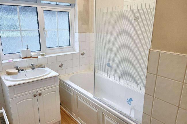 4/4A Crossways Parade, Selsdon Park Road, South Croydon CR2 8JJ 1