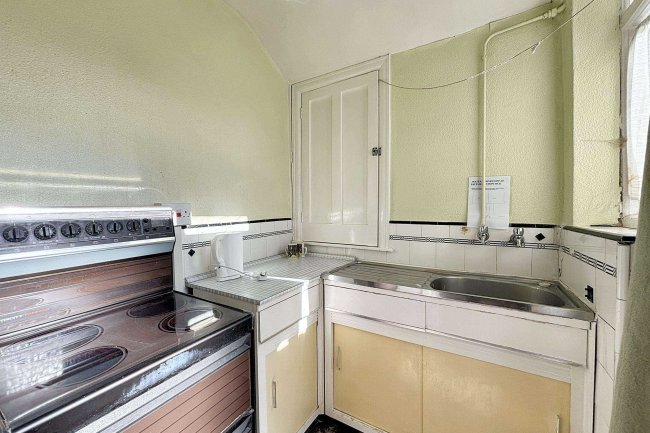 41 Bagshot Road, Enfield, Greater London, EN1 2RE 7