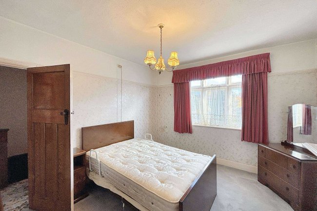 41 Bagshot Road, Enfield, Greater London, EN1 2RE 7