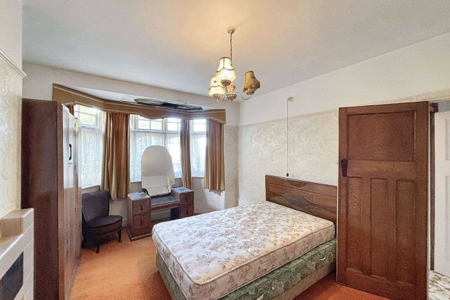 41 Bagshot Road, Enfield, Greater London, EN1 2RE 7