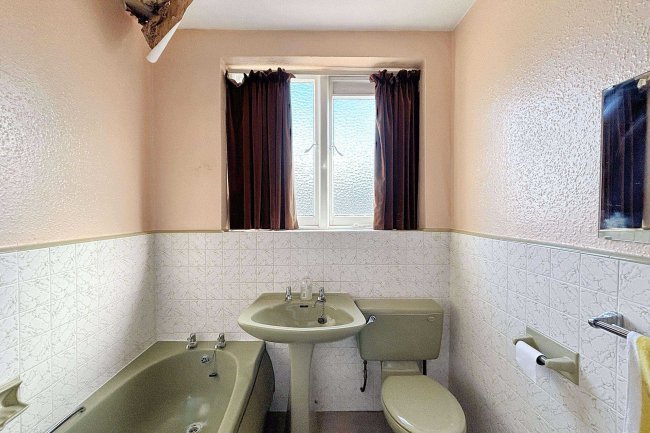 41 Bagshot Road, Enfield, Greater London, EN1 2RE 7