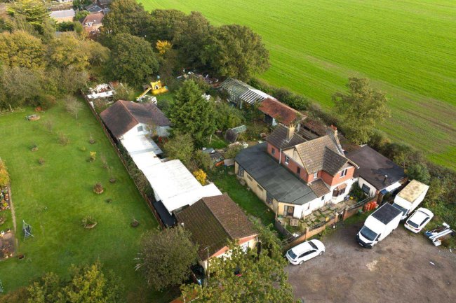 Fairview, Cornwall Road, Bowers Gifford, Basildon, Essex SS13 2LA 9