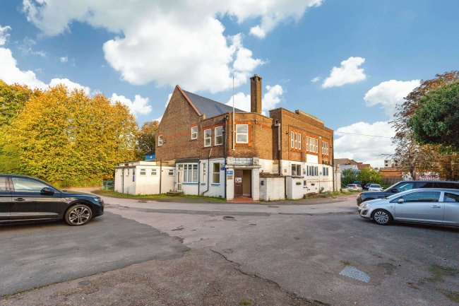 Beech Hill Conservative Club & 18-18a Leagrave Road, Luton, LU4 8HZ 9