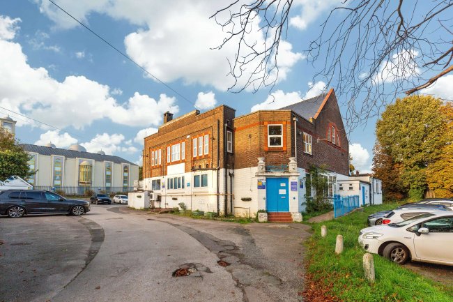 Beech Hill Conservative Club & 18-18a Leagrave Road, Luton, LU4 8HZ 9