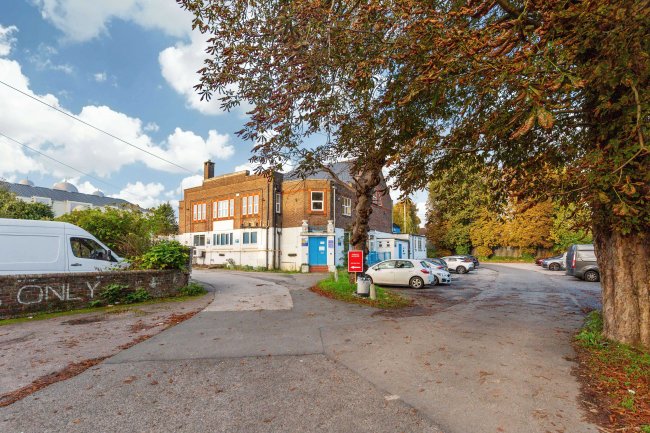 Beech Hill Conservative Club & 18-18a Leagrave Road, Luton, LU4 8HZ 9