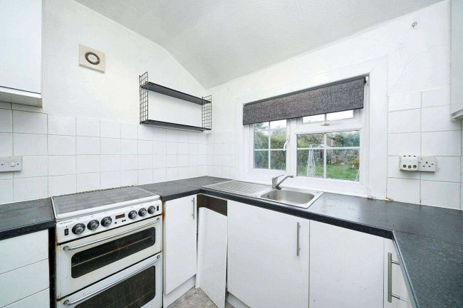 8 Avondale Rd, Aldershot, GU11 3HQ 10