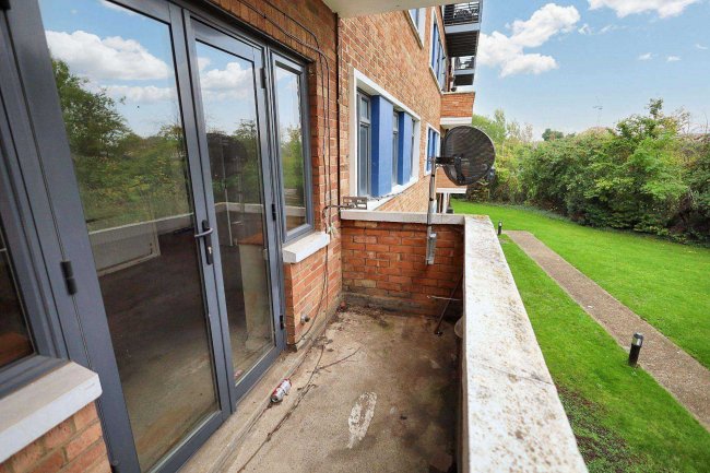 28 Victoria Court, Kingsbridge Avenue, Acton, W3 9AH 1