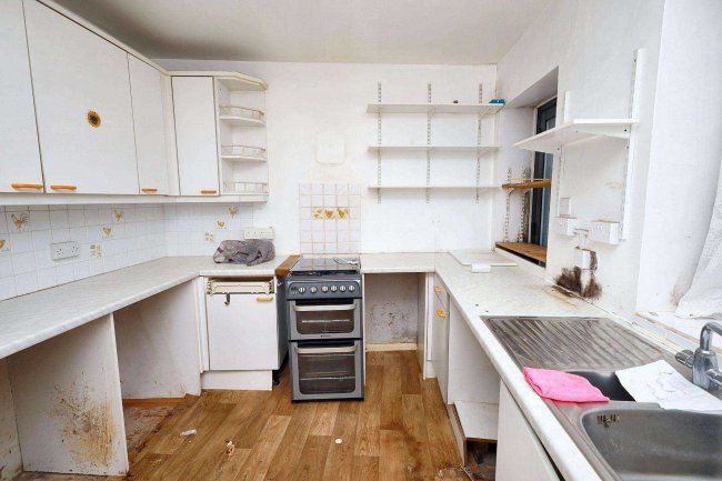 28 Victoria Court, Kingsbridge Avenue, Acton, W3 9AH 1