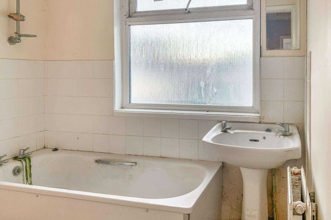 66 Oaklyn Gardens, Shanklin  Isle of Wight, PO37 7DD 4