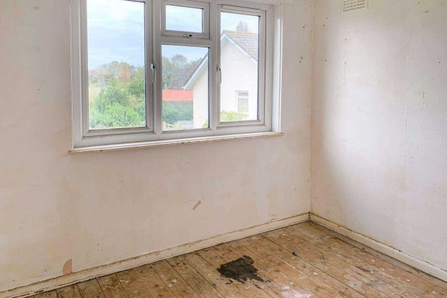 66 Oaklyn Gardens, Shanklin  Isle of Wight, PO37 7DD 4