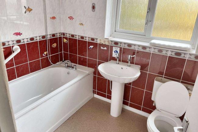 Heathlands, Chequers Lane, Walton-on-the-Hill, Surrey KT20 7ST 5