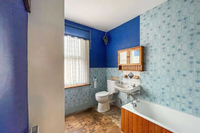 48 Avondale Road, Eastbourne, East Sussex, BN22 8JW 8