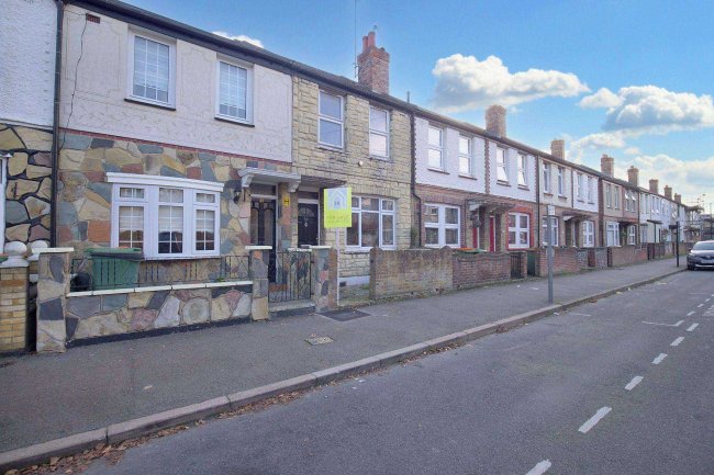 36 Tree Road, Newham, London, E16 3DZ 2