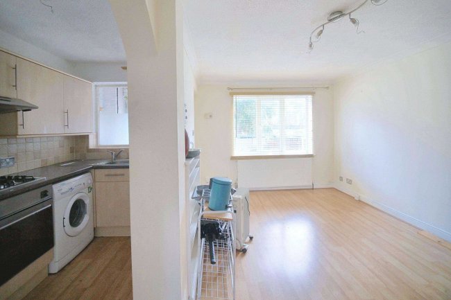 83 Hogarth Crescent, Colliers Wood, SW19 2DN 5