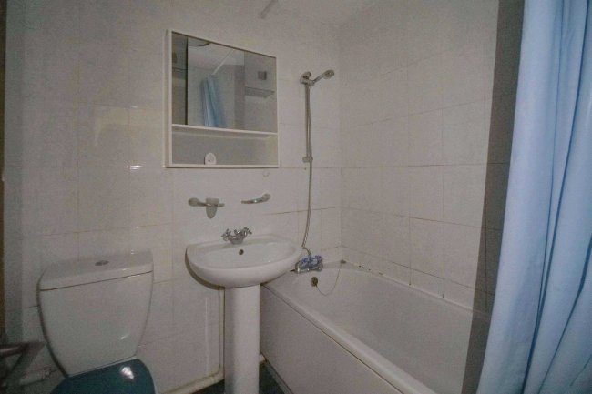 83 Hogarth Crescent, Colliers Wood, SW19 2DN 5